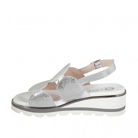 Sandalias para mujer con 2 tiras con motivo geométrico y elástico en piel laminada plateada, cuña 4 - Tallas disponibles:  32, 33, 34, 42, 43, 44, 45, 46 2