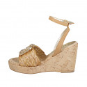 Sandalia para mujer en rafia y piel cognac con pedrería de cristal y cuña de corcho 9. ¡Diseño refinado y de altísima calidad! - Tallas disponibles:  32, 33, 34, 35, 42, 43, 44, 45, 46, 47