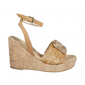 Sandalia para mujer en rafia y piel cognac con pedrería de cristal y cuña de corcho 9. ¡Diseño refinado y de altísima calidad! - Tallas disponibles:  32, 33, 34, 35, 42, 43, 44, 45, 46, 47