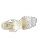 Sandalo da donna in pelle laminata argento e raso con strass, tacco 6. Design raffinato e di altissima qualità! - Misure disponibili: 34, 35, 42, 43, 44, 45, 46, 47