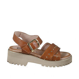 Sandalias para mujer con tiras cruzadas en piel de color cognac decoradas con tachuelas doradas, suela dentada y tacón 4 - Tallas disponibles:  32, 33, 34, 42, 43, 44, 45, 46