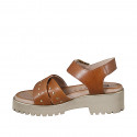 Sandalo da donna con fascia incrociata decorata con borchie dorate in pelle cuoio, suola a carrarmato e tacco 4 - Misure disponibili: 32, 33, 34, 42, 43, 44, 45, 46
