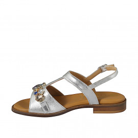 Sandalo da donna con decorazione di strass e pietre multicolor in pelle laminata argento e con tacco 2 - Misure disponibili: 32, 33, 34, 42, 43, 44, 45, 46 2