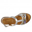 Sandalo da donna con decorazione di strass e pietre multicolor in pelle laminata argento e con tacco 2 - Misure disponibili: 32, 33, 34, 42, 43, 44, 45, 46
