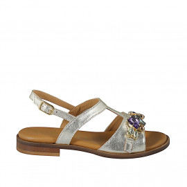 Sandalo da donna con decorazione di strass e pietre multicolor in pelle laminata platino e con tacco 2 - Misure disponibili: 32, 33, 34, 42, 43, 44, 45, 46