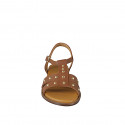 Sandales pour femmes avec courroie à T, en cuir cognac avec goujons dorés et talon 2 - Pointures disponibles:  32, 33, 34, 42, 43, 44, 45, 46
