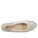 Zapato bailarina con moño para mujer, en gamuza de color beis, sin forro y con tacón 1 - Tallas disponibles:  33, 34, 35, 42, 43, 44, 45, 46