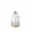 Chaussure baskets pour femmes avec semelle amovible en cuir blanc et daim gris et talon compensé 2 - Pointures disponibles:  42, 43, 44, 45, 46