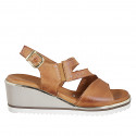 Sandalo da donna con fascia trasversale in pelle cuoio e con elastico, altezza zeppa 6 - Misure disponibili: 32, 33, 34, 35, 42, 43, 44, 45