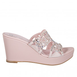 Sabo abierto para mujeres en piel rosada con pedrería de cristales, plataforma y cuña 10.¡Diseño refinado y de altísima calidad! - Tallas disponibles:  43
