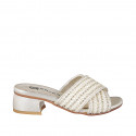 Sabot da donna con fasce incrociate in tessuto bianco con inserti e perline platino, tacco 4 - Misure disponibili: 32, 35, 42, 43, 44, 46