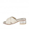 Sabot da donna con fasce incrociate in tessuto bianco con inserti e perline platino, tacco 4 - Misure disponibili: 32, 35, 42, 43, 44, 46