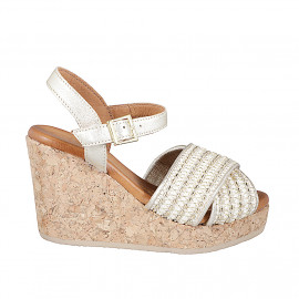 Sandalias para mujer en piel color blanco y tejido blanco con pequeños insertos y perlas color platino, cuña 9 - Tallas disponibles:  34, 35