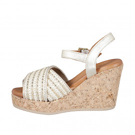 Sandalias para mujer en piel color blanco y tejido blanco con pequeños insertos y perlas color platino, cuña 9 - Tallas disponibles:  34, 35 2
