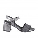 Sandalias para mujer con cinturón al tobillo en piel laminada color gris acero y tejido gris con insertos plateados, tacón 6 - Tallas disponibles:  32, 35, 42, 43, 44, 45, 46
