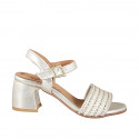Sandalo da donna con cinturino in pelle laminata platino e tessuto bianco con inserti colore platino, tacco 6 - Misure disponibili: 32, 42, 43, 44, 46