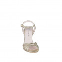 Sandale élégante pour femme à bride cheville et lanières effet cage en cuir lamé platiné, talon 9 - Pointures disponibles:  32, 33, 34, 35, 42, 43, 44, 45