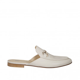Sabo cerrado para mujer con accesorio dorado en piel color crema y tacón 2 - Tallas disponibles:  46