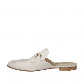 Sabo cerrado para mujer con accesorio dorado en piel color crema y tacón 2 - Tallas disponibles:  46 2