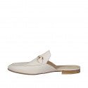 Mules fermées pour femmes avec accessoire doré en cuir crème et talon 2 - Pointures disponibles:  46