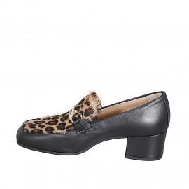 Mocassino da donna con accessorio metallico dorato in pelle nera e pelo stampato maculato tacco 5 - Misure disponibili: 32, 33, 34, 35, 42, 43, 44, 45, 46 2