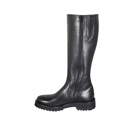 Woman’s round-toe boots in... 2