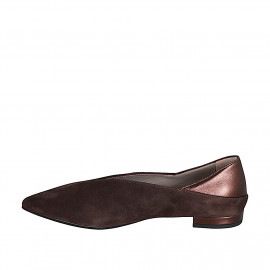 Woman's pointed-toe pump... 2