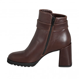Stivaletto da donna a punta tonda con accessorio alla caviglia in pelle testa di moro tacco 7 - Misure disponibili: 32, 33, 34, 42, 43, 44, 45, 46 2