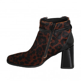 Botines con punta y cierre de cremallera, elástico y correa en piel con pelo moteado y charol negro tacon 7 - Tallas disponibles:  33, 34, 35, 42, 43, 44, 45, 46 2