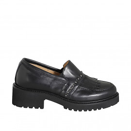 Mocassino da donna in pelle nera con frange, borchie e elastici latrerali tacco 5 - Misure disponibili: 33, 34, 42, 43, 44, 45, 46