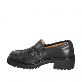 Woman's loafer in black... 2