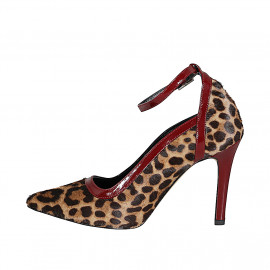 Woman's pointed-toe pump... 2