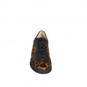 Sneaker bassa stringata da donna in pelle con pelo stampa maculata e pelle nera con plantare estraibile zeppa 3 - Misure disponibili: 42, 43, 44, 45, 46