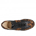 Sneaker bassa stringata da donna in pelle con pelo stampa maculata e pelle nera con plantare estraibile zeppa 3 - Misure disponibili: 42, 43, 44, 45, 46