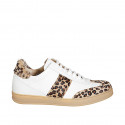 Sneakers bajas para mujer con cordones en piel con pelo moteado y piel blanca, plantilla extraíble y cuña 3 - Tallas disponibles:  42, 43, 44, 45, 46