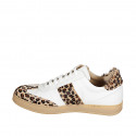 Sneaker bassa stringata da donna in pelle con pelo stampa maculata e pelle bianca con plantare estraibile zeppa 3 - Misure disponibili: 42, 43, 44, 45, 46