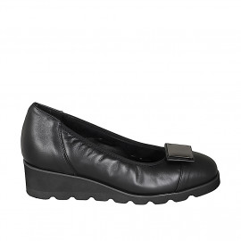 Woman's pump with decorative accessory and removable insole in black leather wedge 6 - Available sizes:  32, 33, 34, 35, 43, 44, 46