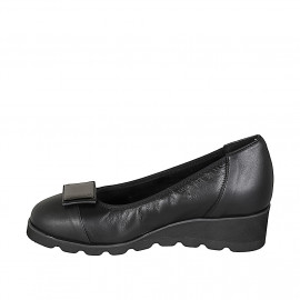 Woman's pump with decorative accessory and removable insole in black leather wedge 6 - Available sizes:  32, 33, 34, 35, 42, 43, 44, 45, 46 2