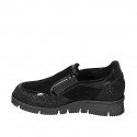 Chaussure pour femmes en daim, daim imprimé, verni noir, zips latéraux, semelle amovible, talon compensée 4 - Pointures disponibles:  32, 34, 42, 43, 44, 45