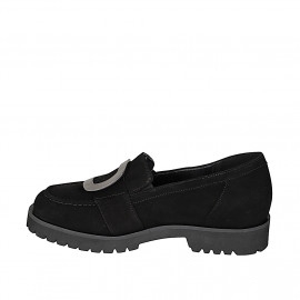 Mocasín para mujer en gamuza negra con accesorio metálico, suela track y tacón 3 - Tallas disponibles:  32, 33, 34, 42, 43, 44, 45, 46 2