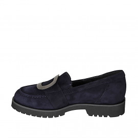 Mocasín para mujer en gamuza azul con accesorio metálico, suela track y tacón 3 - Tallas disponibles:  32, 33, 34, 42, 43, 44, 45, 46 2