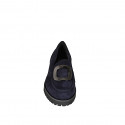 Mocasín para mujer en gamuza azul con accesorio metálico, suela track y tacón 3 - Tallas disponibles:  32, 33, 34, 42, 43, 44, 45, 46