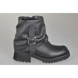 Botines biker para mujer en piel negra con caña drapeada, hebilla, cremallera y tacón 5 - Tallas disponibles:  32, 33, 34, 35, 42, 43, 44, 45, 46