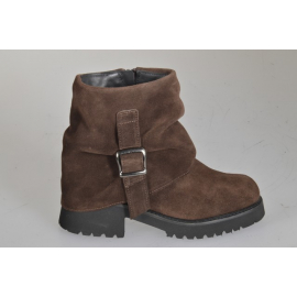 Botines biker para mujer en gamuza marrón oscuro con caña drapeada, hebilla, cremallera y tacón 5 - Tallas disponibles:  33, 34, 42, 43, 45, 46