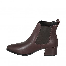 Woman's pointy ankle boots... 2