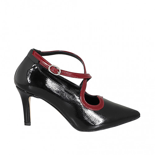 Woman's pointy pump in black and...