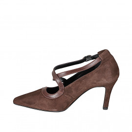 Woman's pointy pump in dark... 2