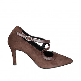 Woman's pointy pump in dark...