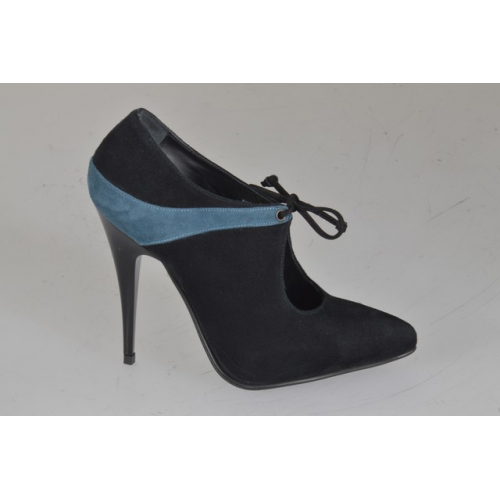 Woman's lace-up pointy pumps in black...