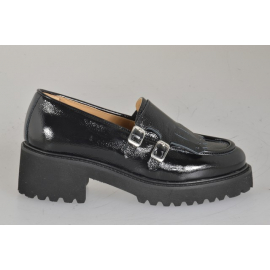 Mocasines para mujer en charol negro con flecos, tachuelas y hebillas, tacón 5 - Tallas disponibles:  32, 33, 34, 42, 43, 44, 45, 46